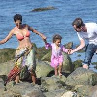 Halle Berry spends her 45th birthday on Malibu Beach photos | Picture 59759